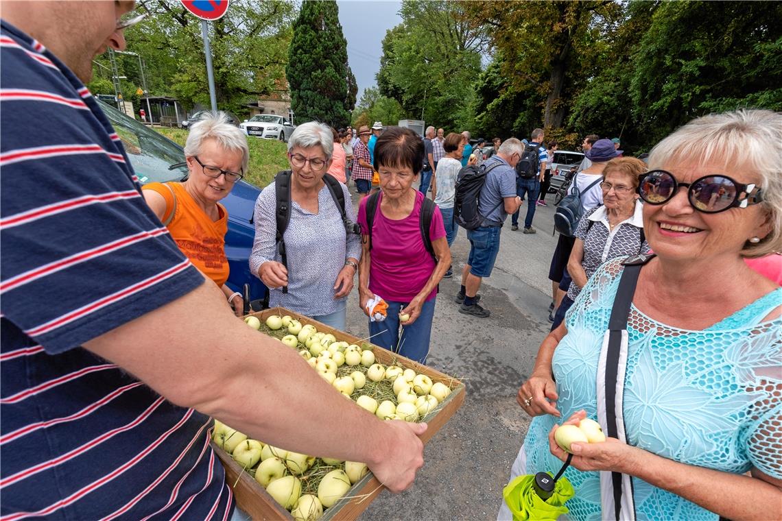 BKZ-Wandertag: Friedrich, Janocha und Setzer führen durch die südlichen Stadtteile Backnangs Weiße Klaräpfel als Stärkung: Die Wanderer bedienten sich kurz vor dem Start gerne.
