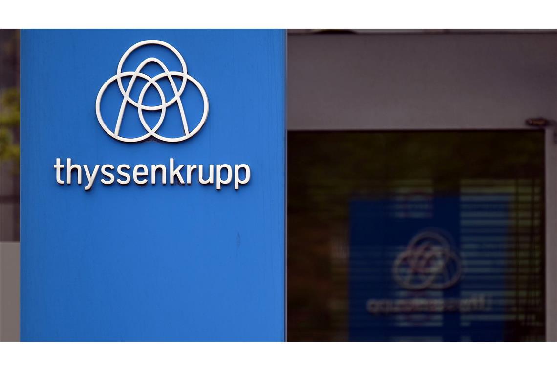 Thyssenkrupp-Stahlarbeiter sollen 8 Prozent weniger bekommen Weiße Schrift auf blauem Grund - wie geht es weiter mit der Stahlfirma?
