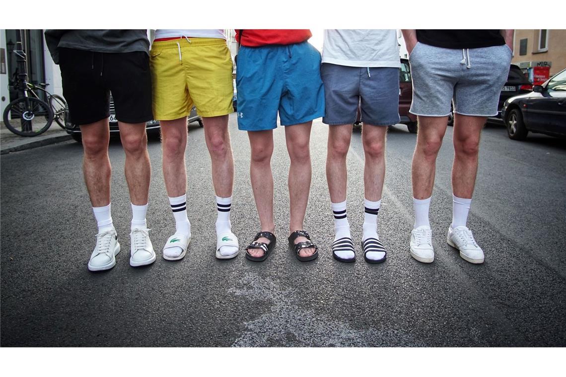 Weiße Tennissocken, vielleicht gar in Sandalen? Was modisch als cool gilt, ist sehr flüchtig. Doch welche Menschen wir cool finden, scheint recht stabil zu sein - auch über Ländergrenzen hinweg.