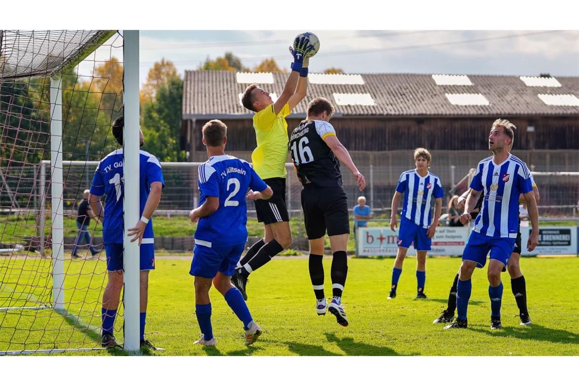 Weiße Weste für Simon Tripps (am Ball) vom TV Gültstein (in Blau): Die SGM Kayh/Mönchberg (in Schwarz) hingegen musste sechs Dinger schlucken.