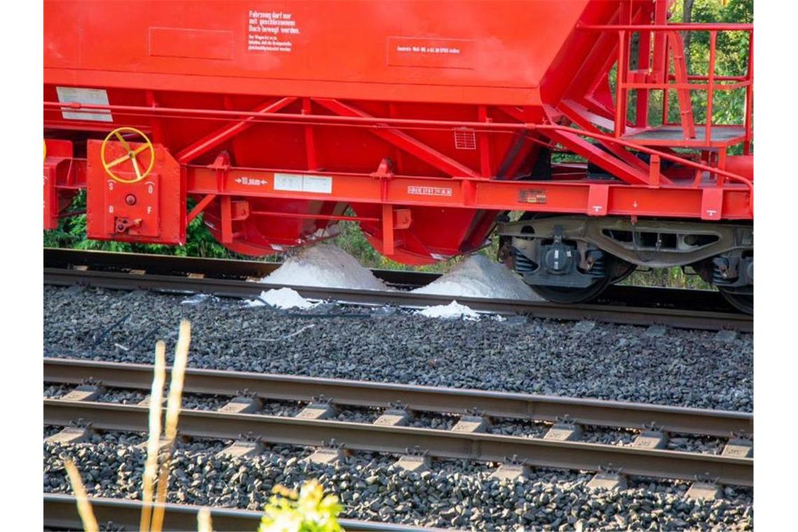 Weißes Pulver aus einem Waggon eines Güterzuges ist im Gleisbett zu sehen. Der Zug hat der Bundespolizei zufolge am Sonntagabend zwischen Bad Hersfeld und Neuhof das weiße Pulver verloren. Foto: OsthessenNews/dpa