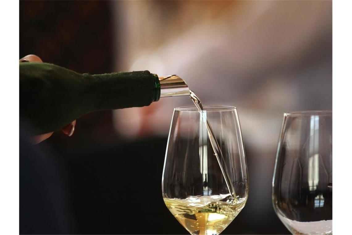 Weißwein wird in ein Glas gefüllt. Foto: Karl-Josef Hildenbrand/Archivbild