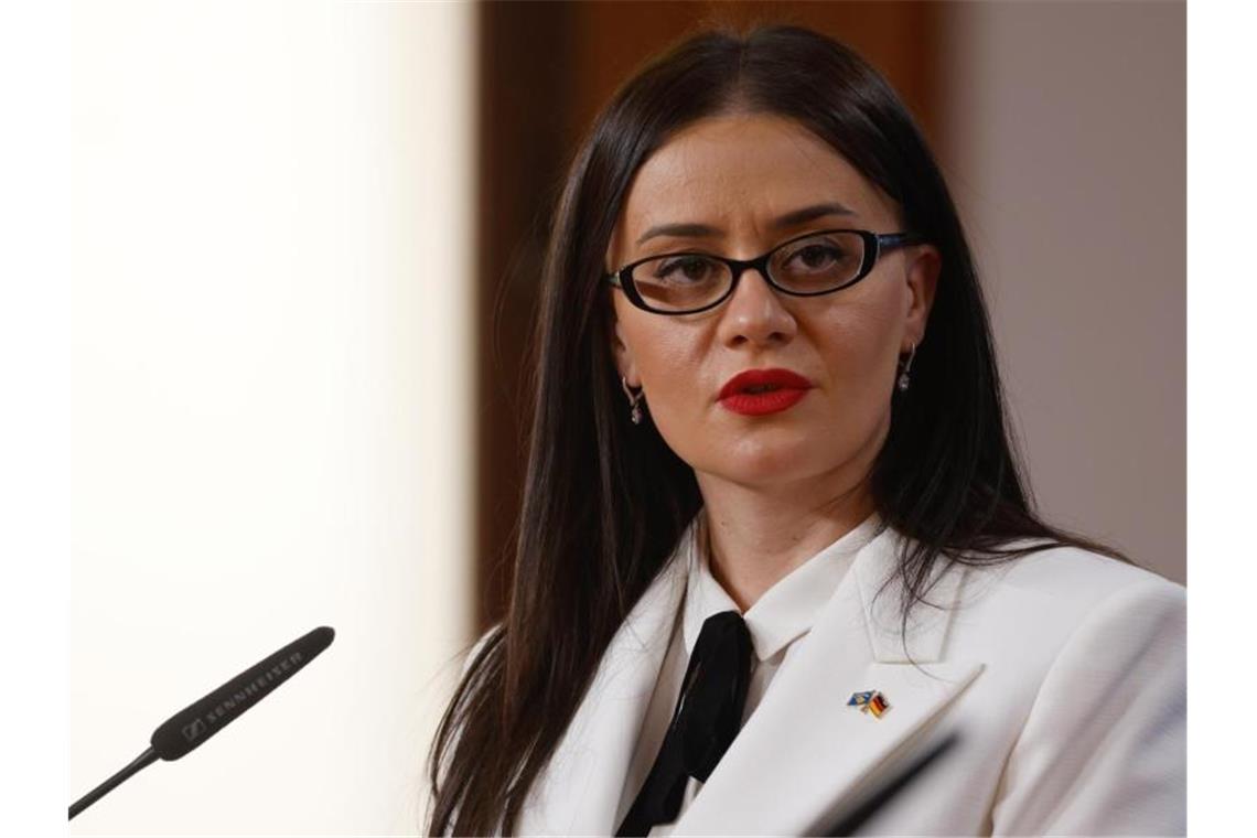 Kosovos Außenministerin tritt zurück Weist die Vorwürfe der Wahlfälschung vehement zurück: Meliza Haradinaj Stublla. Foto: Odd Andersen/AFP-Pool/dpa