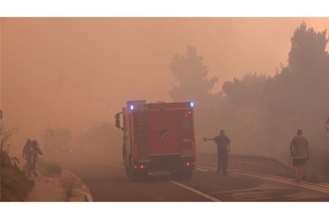 Waldbrände an der Adria – Touristen fliehen vor Flammen Weitere Aufnahmen aus der Nähe von Makarska.