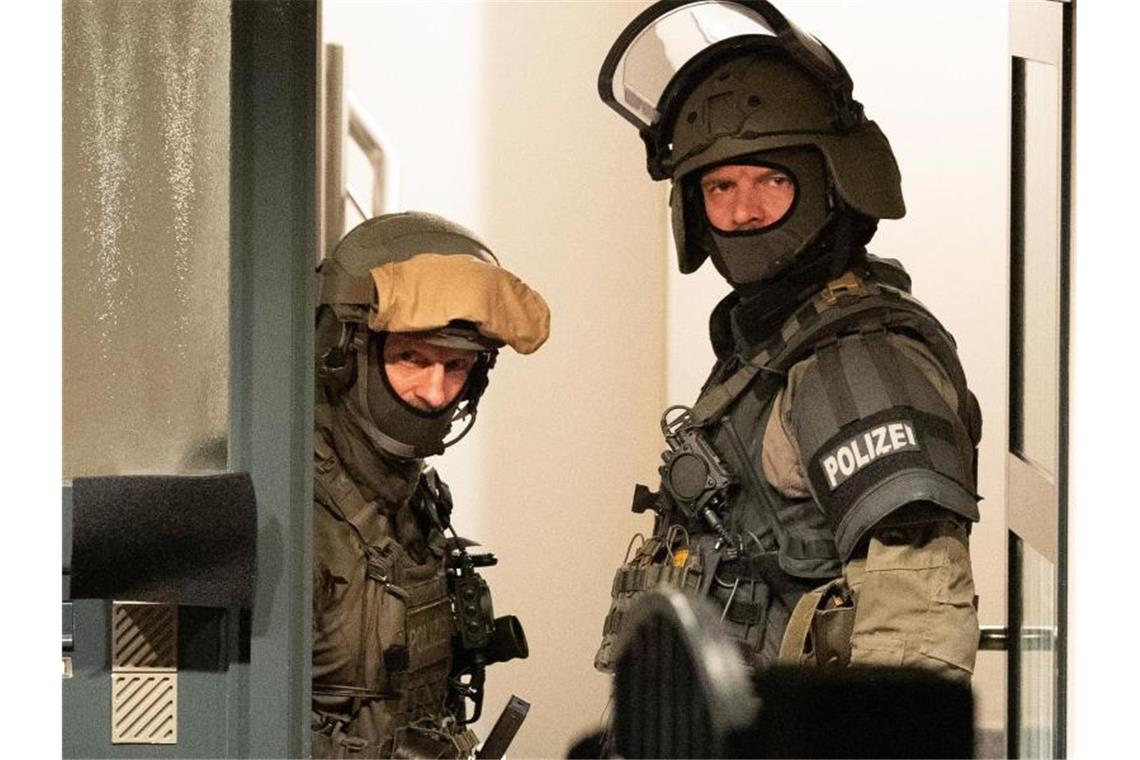 Razzia im Rockermilieu: Scheinfirmen und gekaufte Rechnungen Weitere Durchsuchungen gab es in ganz Deutschland. Foto: Boris Roessler/dpa