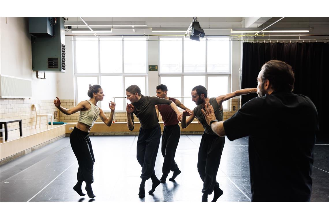 Starchoreograf Benjamin Millepied setzt auf Überraschung Weitere Probenszene für Benjamin Millepieds „Fireworks“-Beitrag mit Bruna Andrade, Izabela Szylinska, Luca Pannacci und Giovanni Visone (von links)