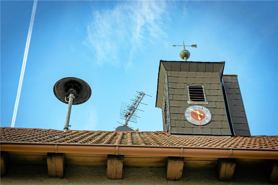 Weitere Sirenen wie hier auf dem alten Schulhaus in Vorderbüchelberg sollen in Auenwald installiert werden. Symbolbild: Alexander Becher