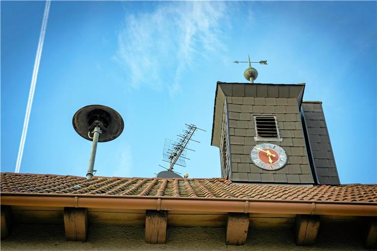 Weitere Sirenen wie hier auf dem alten Schulhaus in Vorderbüchelberg sollen in Auenwald installiert werden. Symbolbild: Alexander Becher