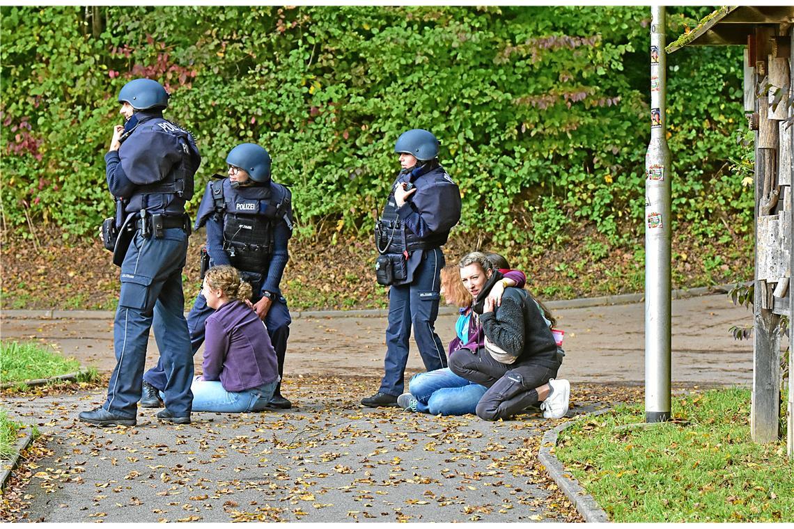 Weitere Verletzte und panische Menschen werden aus dem Stadionbereich auf den Pa...