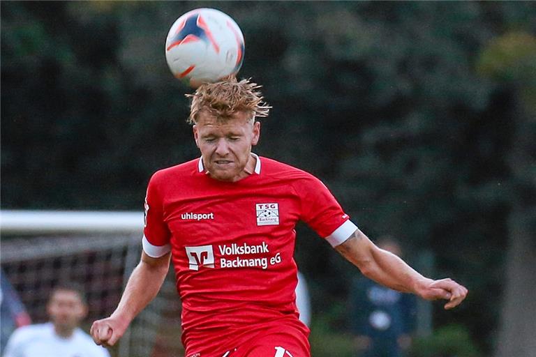 Weitere zwei Jahre in Backnang am Ball: Mittelfeldmann Sebastian Gleißner. Fotos: A. Becher
