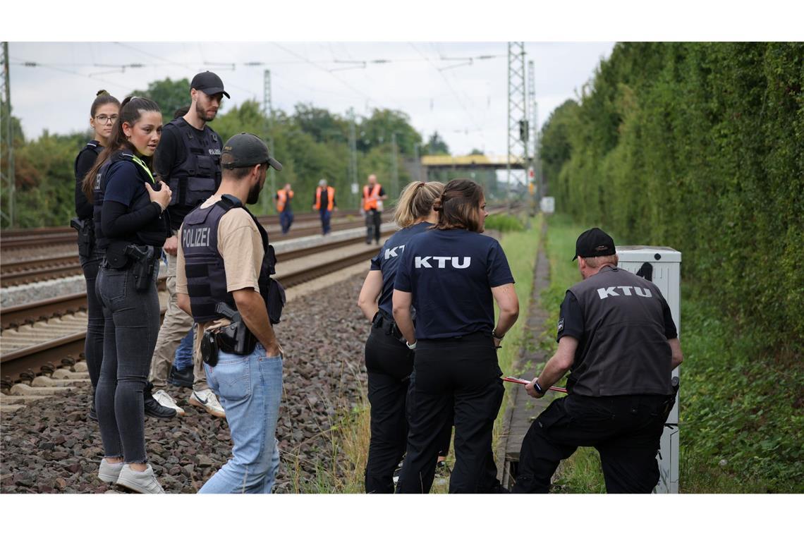 Bilder des Tages Weiterer Brandanschlag : Mitarbeiter von Spurensicherung und KTU untersuchen die Schäden an der Bahnstrecke bei Düsseldorf