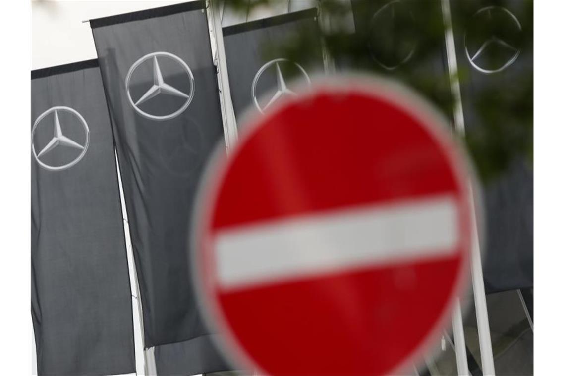 Weiterkommen schwierig: Ein „Durchfahrt Verboten“-Schild vor der Daimler-Konzernzentrale in Untertürkheim. Die Corona-Krise hat den exportabhängigen Süden Deutschlands härter getroffen als andere Bundesländer. Foto: Tom Weller/dpa