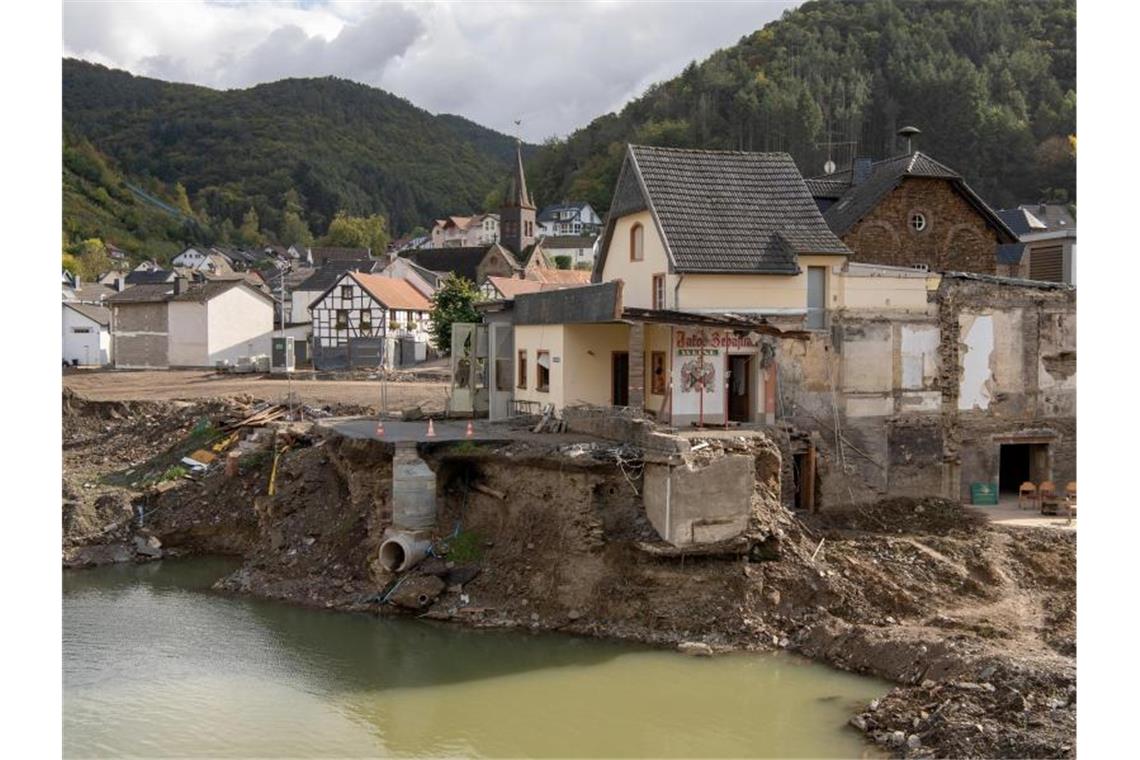 Weitgehend zerstört präsentiert sich der Ortskern von Rech im Ahrtal drei Monate nach der Flutkatastrophe vom Juli. Foto: Boris Roessler/dpa