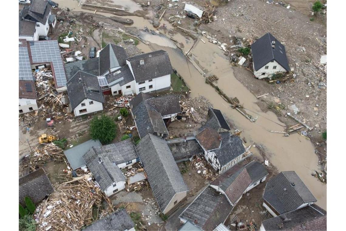 Noch 171 Menschen in Katastrophengebieten vermisst Weitgehend zerstört und überflutet ist das Dorf Schuld im Kreis Ahrweiler. Foto: Boris Roessler/dpa
