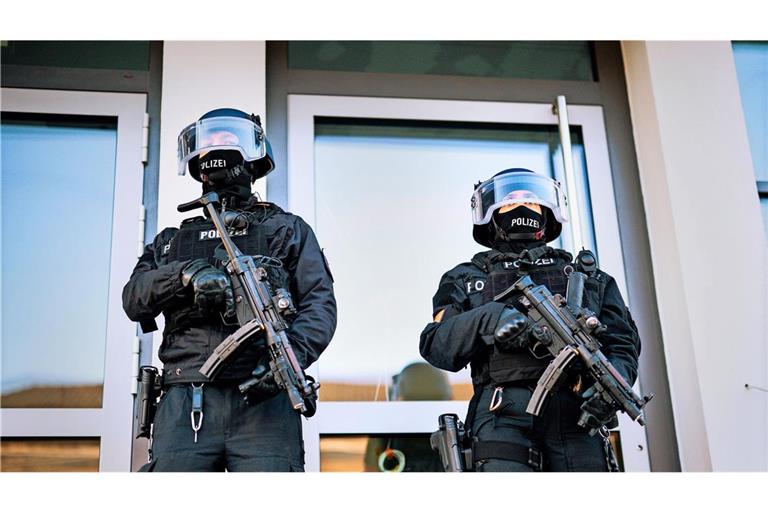 Welche Gefahr geht von Georg R. aus? Die Polizei fahndet nach ihm – vorerst nicht öffentlich und ohne Foto (Symbolbild).