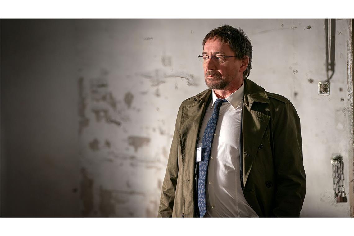 „Tu es!“ – Wie war der „Polizeiruf 110“ aus Rostock? Welche Rolle spielt Jan Jürgens (Thomas Merten) von der Staatsanwaltschaft Schwerin, der plötzlich in Rostock bei der Kripo auftaucht? Was will er bei Kripochef Röder?