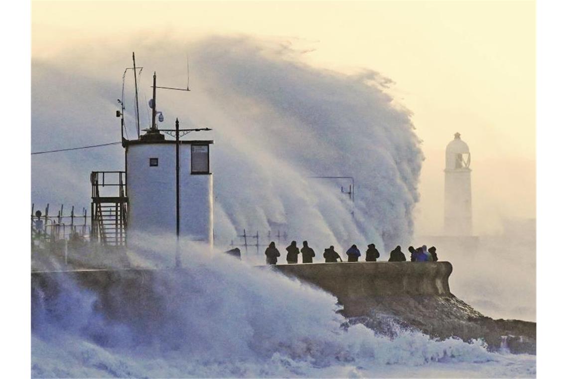 Wellen brechen an der Ufermauer in Porthcawl. Foto: Jacob King/PA/AP/dpa