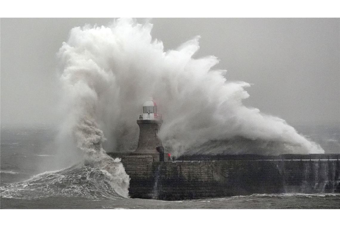 Wellen schlagen gegen den Leuchtturm von South Shields an der Nordostküste.