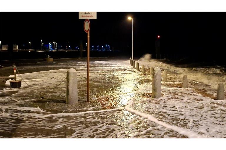 Wellen überspülten die Uferpromenade in Wilhelmshaven.