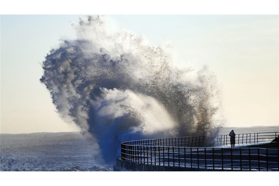 Bilder des Tages Wellen-Wahnsinn: Riesige Wellen schlagen gegen die Küste von Whitley Bay in North Tyneside im Nordosten Englands. In weiten Teilen des Vereinigten Königreichs gelten Wetterwarnungen für Schnee und Eis, nachdem schwere Überschwemmungen und Schnee bereits zu Verkehrsbehinderungen und Schulschließungen geführt haben.