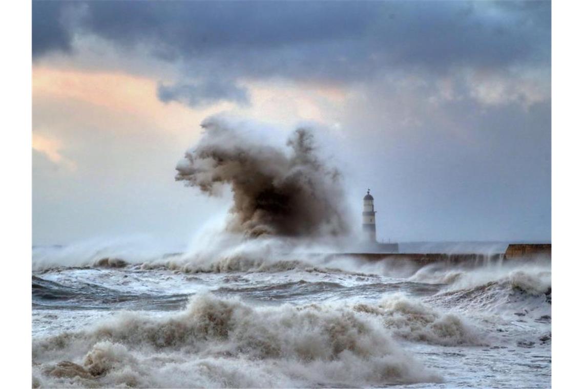 Wellenbrecher vor dem Leuchtturm Seaham in der Grafschaft County Durham in Großbritannien. Foto: Owen Humphreys/PA Wire/dpa