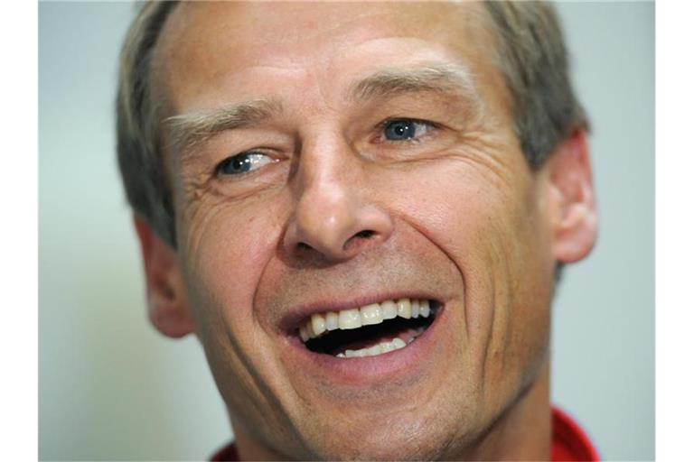 Welt- und Europameister Jürgen Klinsmann lacht während eines Pressetermins. Foto: Arne Dedert/Archivbild