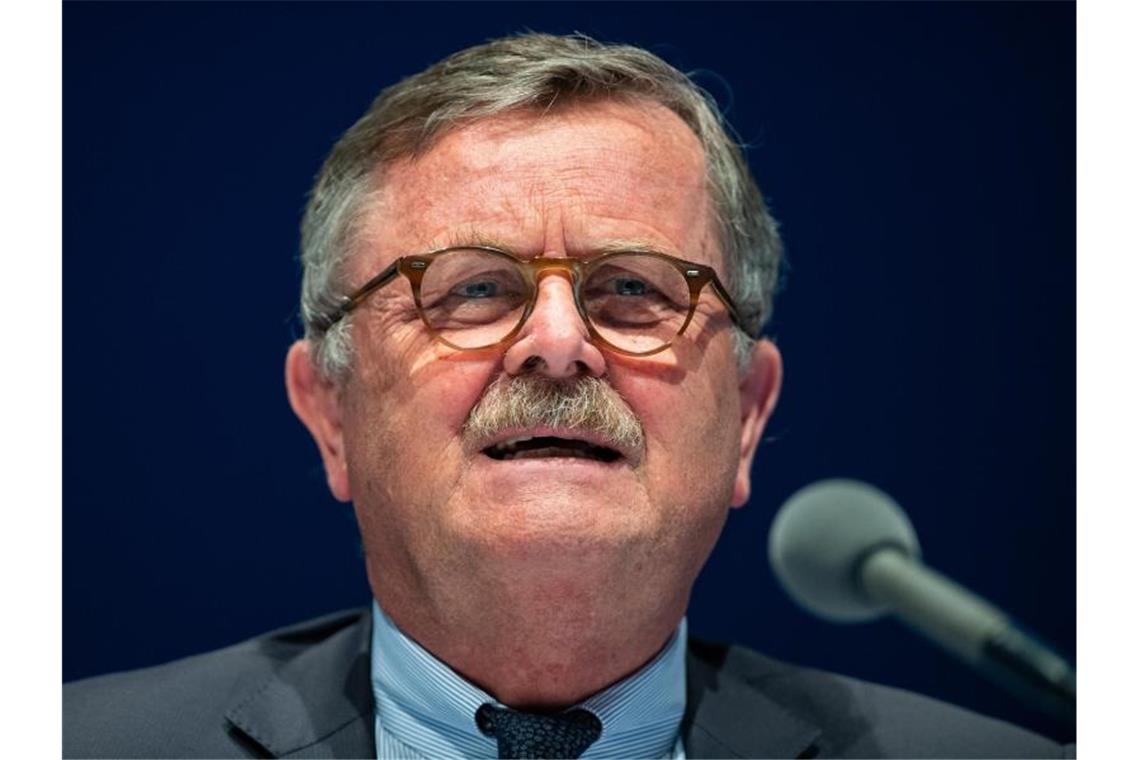Ministerium erwartet Corona-Impfungen ab Anfang 2021 Weltärztebund-Vorsitzender Frank Ulrich Montgomery, meint: „Bei 20.000 Neuinfektionen gerät die Lage außer Kontrolle.“. Foto: Guido Kirchner/dpa