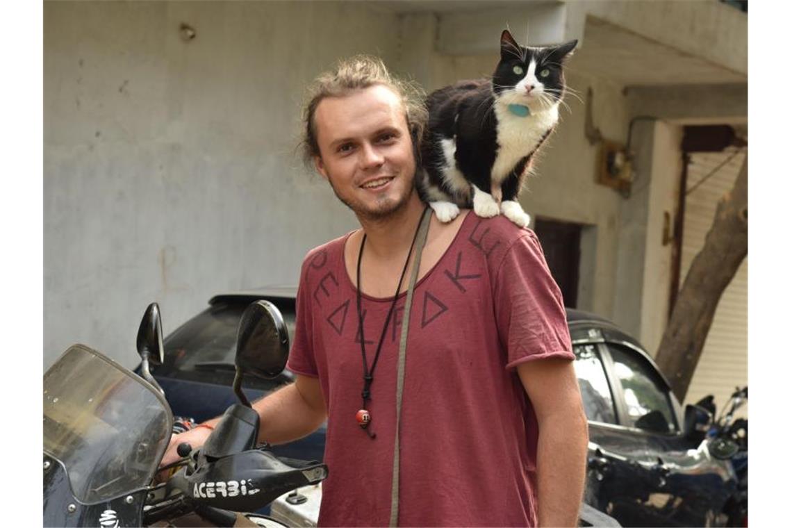 Weltenbummler Martin Klauka mit seiner Katze Mogli in Indien. Foto: Privat/Martin Klauka/dpa