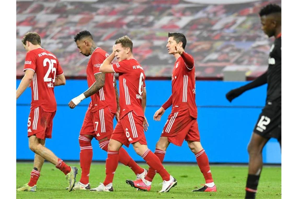 Weltfußballer Robert Lewandowski (2.v.r) war Bayerns Matchwinner beim Spitzenspiel in Leverkusen. Foto: Bernd Thissen/dpa-pool/dpa