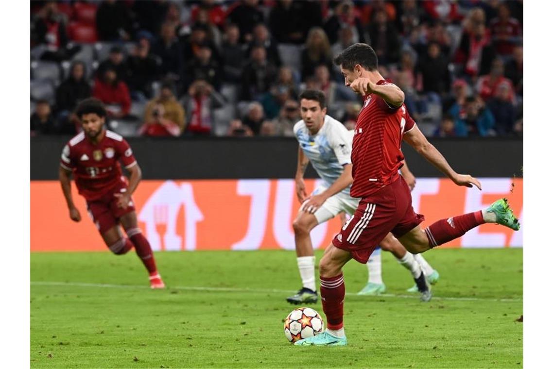 Weltfußballer Robert Lewandowski brachte die Bayern vom Elfmeterpunkt in Führung. Foto: Sven Hoppe/dpa