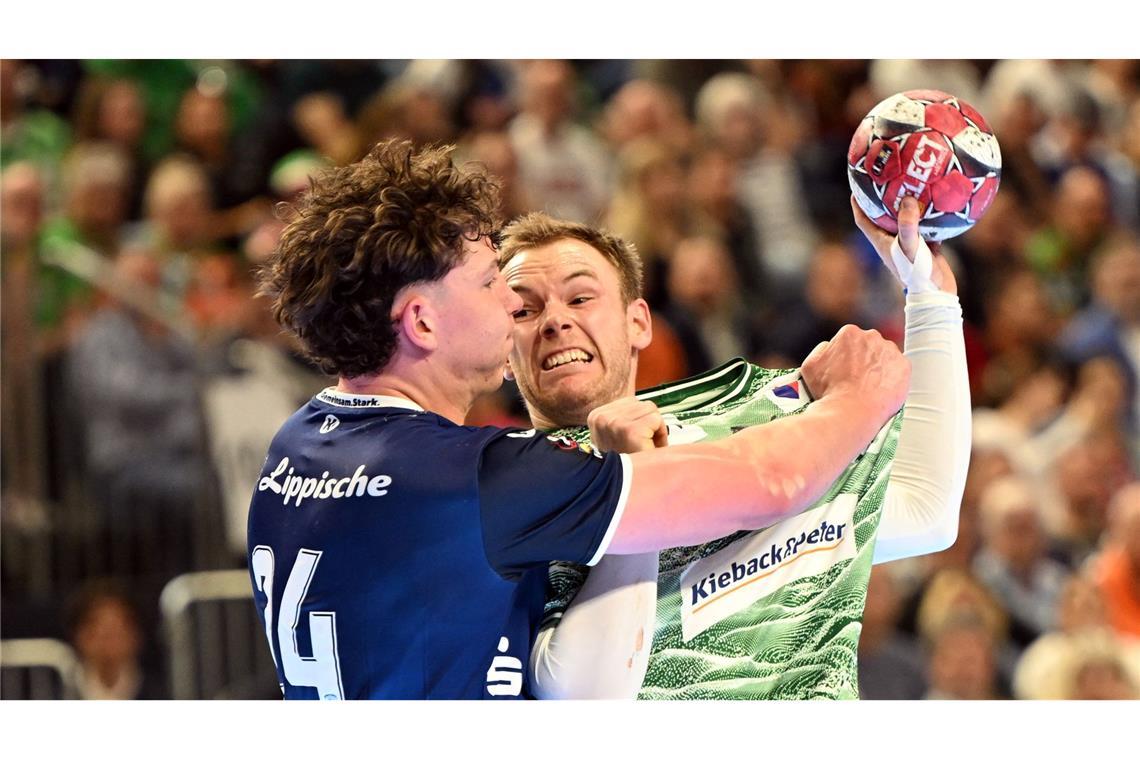 Welthandballer Mathias Gidsel wird hart von Lemgos Joel Willecke attackiert