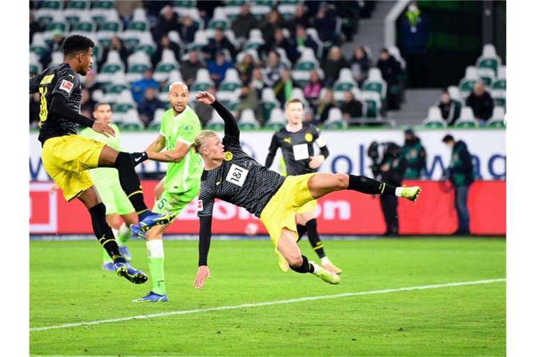 Weltklasse-Stürmer Erling Haaland (M) erzielt nur neun Minuten nach seiner Einwechslung das 3:1 gegen den VfL Wolfsburg. Foto: Swen Pförtner/dpa
