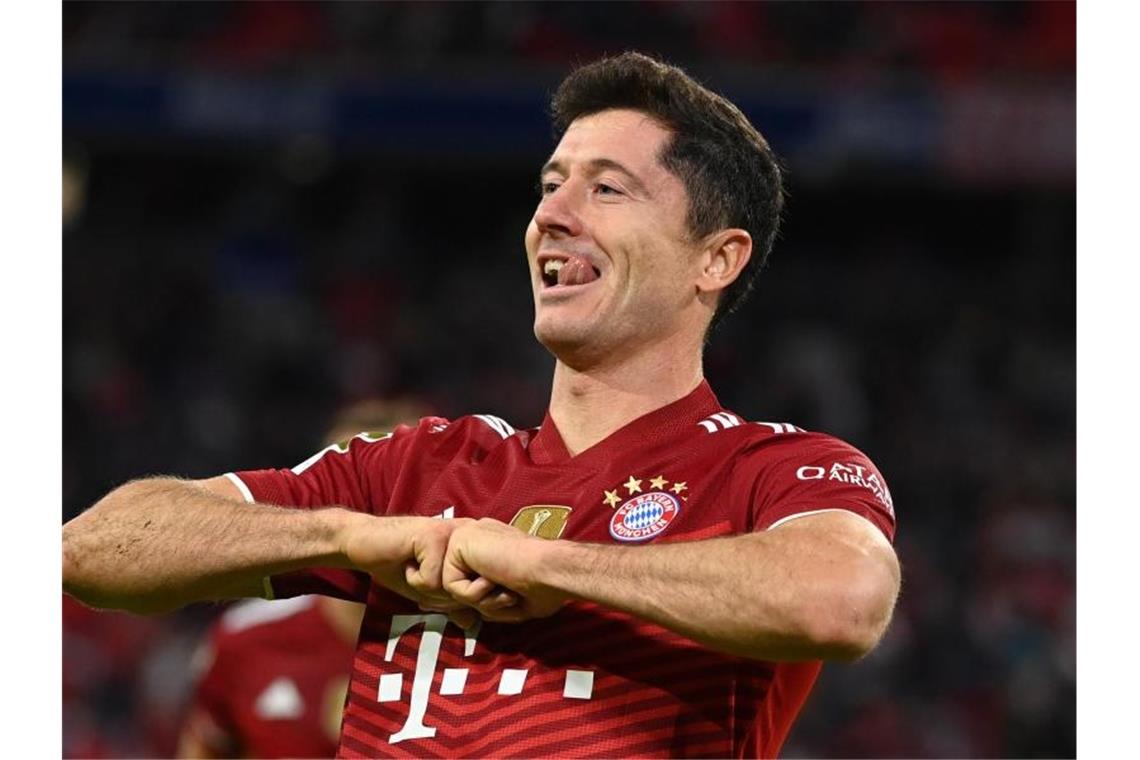 Weltklasse-Stürmer Robert Lewandowski bejubelt sein drittes Tor zum 5:0 gegen eine leidenschaftslos spielende Hertha aus Berlin. Foto: Sven Hoppe/dpa