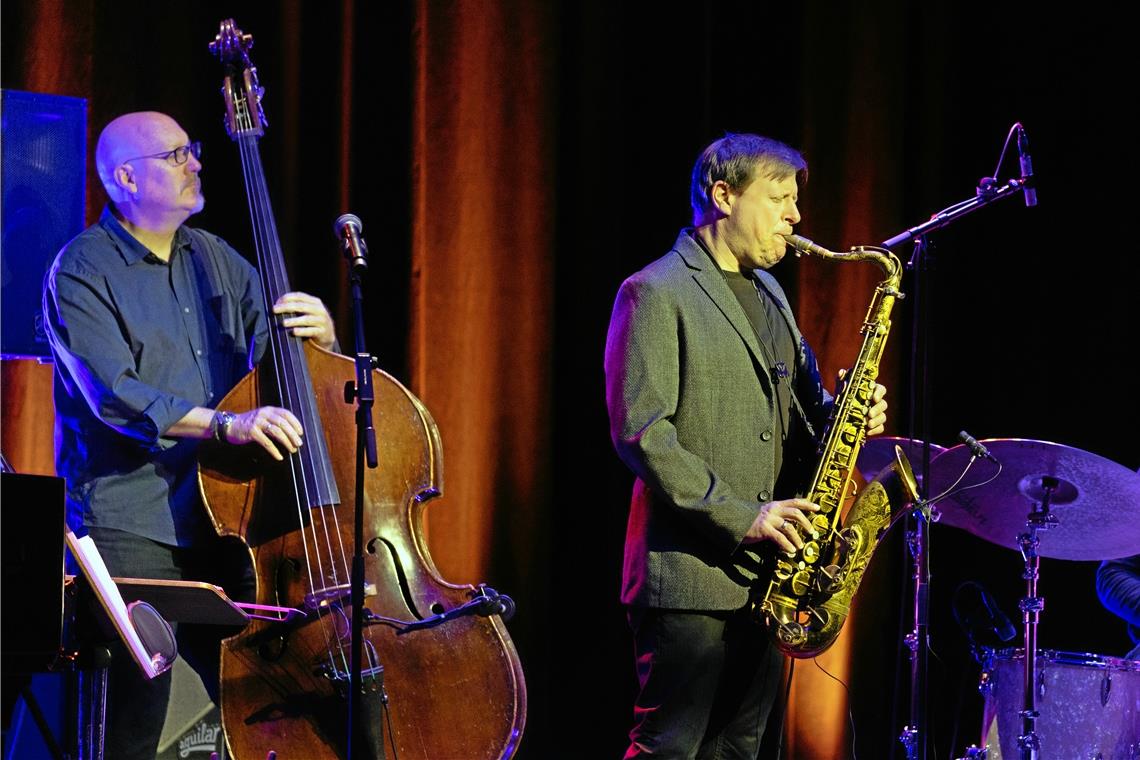 Backnang ist eine Station der Europatournee des Chris-Potter-Quartetts Weltklassesolist, -komponist und Bandleader Chris Potter spielt sich mit seinem Ensemble schnell in die Herzen der Zuhörer im Backnanger Bürgerhaus. Foto: Alexander Becher