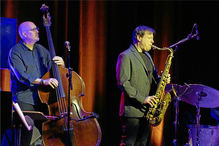 Weltklassesolist, -komponist und Bandleader Chris Potter spielt sich mit seinem Ensemble schnell in die Herzen der Zuhörer im Backnanger Bürgerhaus. Foto: Alexander Becher