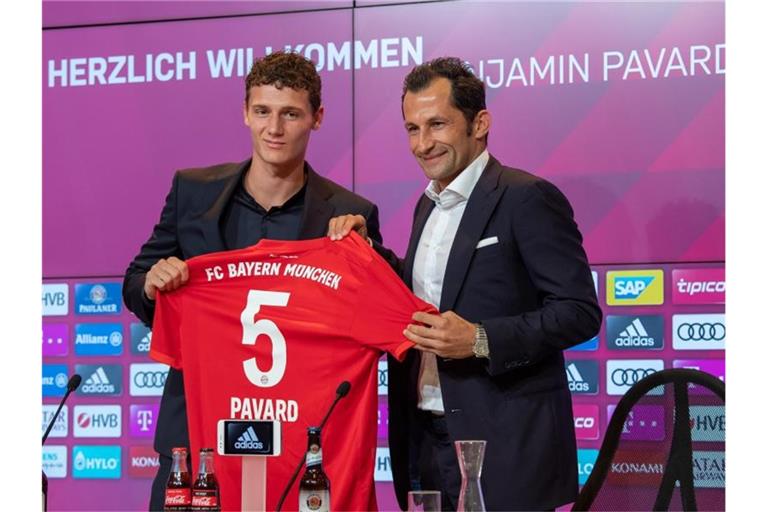 Weltmeister Benjamin Pavard (l) wird von Bayern-Sportdirektor Hasan Salihamidzic begrüßt. Foto: Peter Kneffel