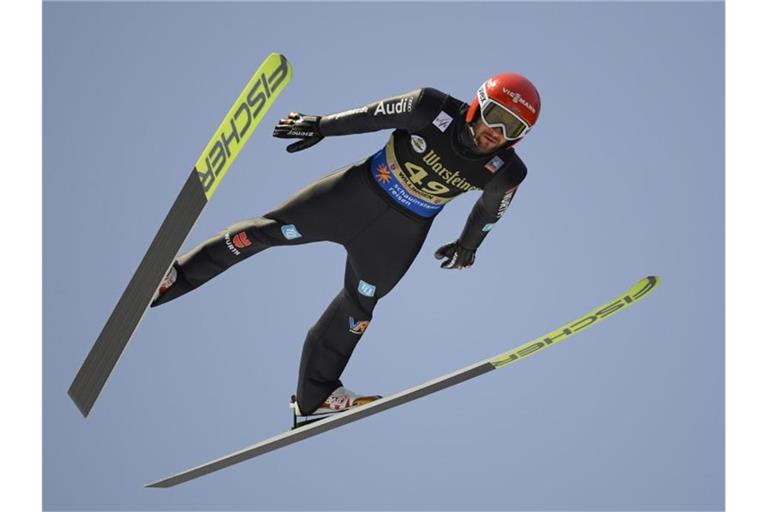 Weltmeister Eisenbichler flog bei dem stark vom Wind beeinflussten Wettbewerb 143 Meter weit. Foto: Arne Dedert/dpa