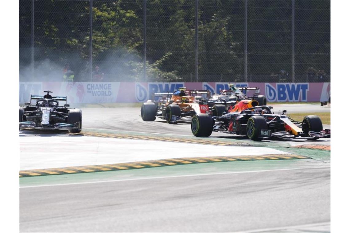 Weltmeister Hamilton (l) und WM-Spitzenreiter Verstappen liefern sich ein knallhartes WM-Duell. Foto: Antonio Calanni/AP/dpa