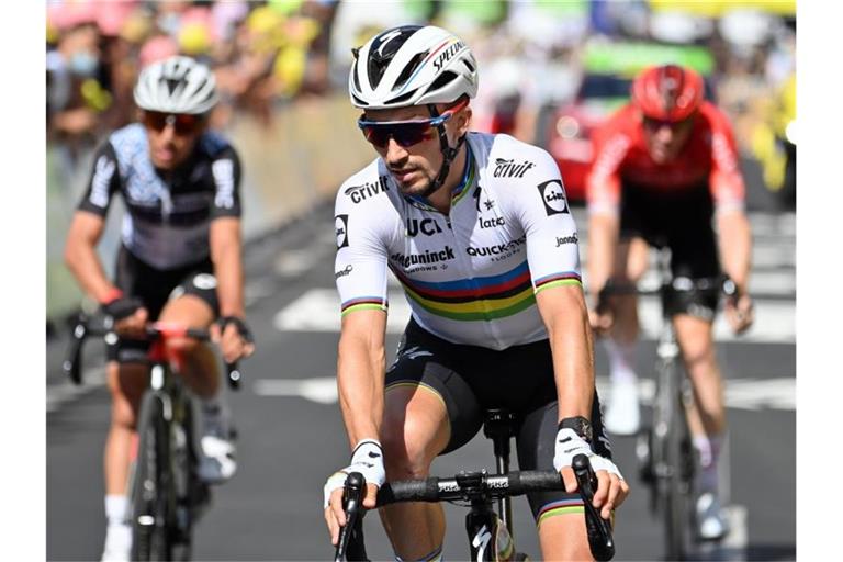 Weltmeister Julian Alaphilippe (M) geht als einer der Favoriten in die 14. Etappe. Foto: David Stockman/BELGA/dpa