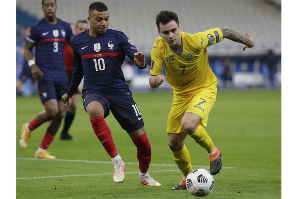 Nicht in Form: Oranje, Frankreich und Portugal schwächeln Weltmeister Kylian Mbappé kam mit Frankreich gegen Mykola Schaparenko (r) und die Ukraine nicht über ein Remis hinaus. Foto: Thibault Camus/AP/dpa