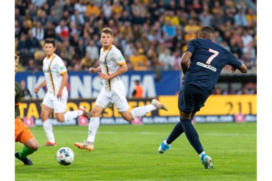 Mbappé-Show bei PSG-Torfestival bei Dynamo Dresden Weltmeister Kylian Mbappe (r) lässt Dynamo-Keeper Kevin Broll keine Chance und schiebt zum 3:0 für PSG ein. Foto: Robert Michael