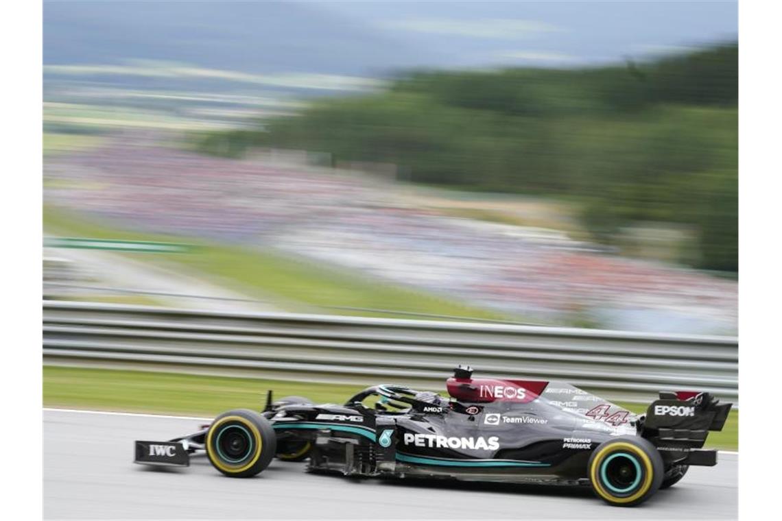 Weltmeister Lewis Hamilton fuhr im Training die Bestzeit. Foto: Darko Bandic/AP/dpa