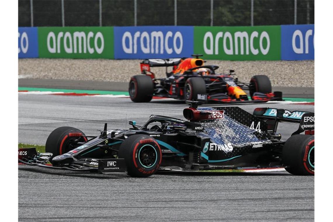 Totalschaden für Vettel und Ferrari bei 85. Hamilton-Sieg Weltmeister Lewis Hamilton holte sich beim zweiten Spielberg-Rennen den Sieg. Foto: Leonhard Foeger/Pool Reuters/AP/dpa
