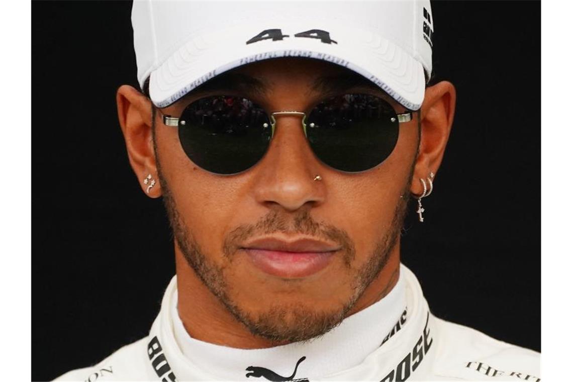 Weltmeister Lewis Hamilton kritisiert angesichts der Coronavirus-Krise den geplanten Start der Formel 1 in Australien. Foto: Scott Barbour/AAP/dpa
