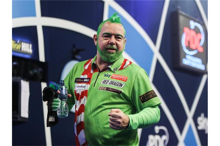Weltmeister Peter Wright im Kostüm des „Grinch“. Foto: Kieran Cleeves/PA Wire/dpa