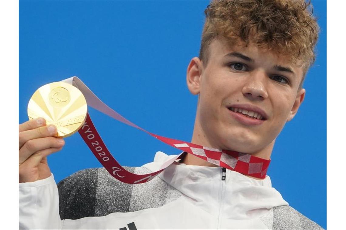 Weltrekord-Schwimmer Taliso Engel steht mit seiner Goldmedaille auf dem Podium. Foto: Marcus Brandt/dpa