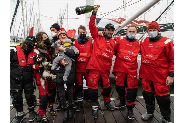 Weltumsegler Boris Herrmann feiert im Hafen von Les Sables d'Olonne mit seinen Unterstützern. Foto: Martin Keruzoré/Team-Malizia.com/dpa