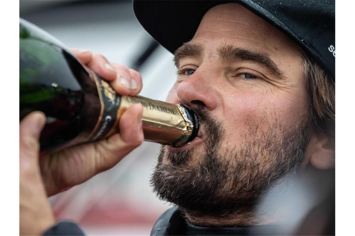 Herrmann nach Vendée Globe: Interviews, Orden, Kinderbett Weltumsegler Boris Herrmann gönnte sich nach seiner Ankunft in Les Sables d'Olonne einen Schluck Champagner. Foto: Martin Keruzoré/Team-Malizia.com/dpa