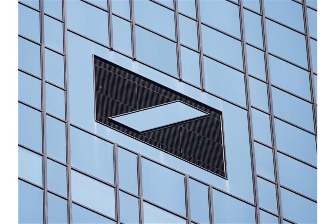 Stimmung Deutscher-Bank-Mitarbeiter hellt sich auf Weltweit werden tausende Stellen abgebaut. Dennoch gilt die Deutsche Bank für viele weiter als attraktiver Arbeitgeber. Foto: Silas Stein/dpa