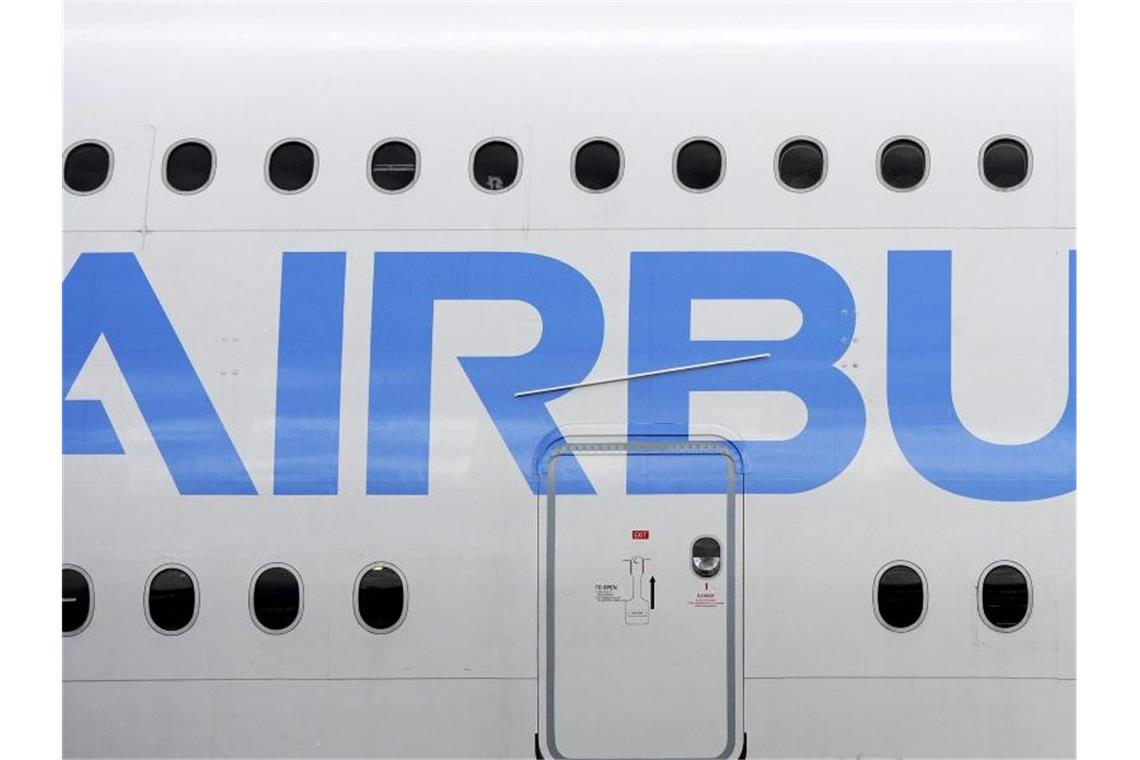 Weltweit will Airbus wegen der Coronakrise 15.000 Stellen streichen. Foto: Andy Rain/EPA/dpa